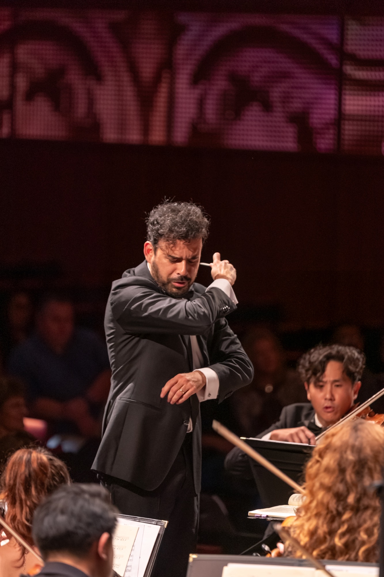 Leonardo Pineda conducting