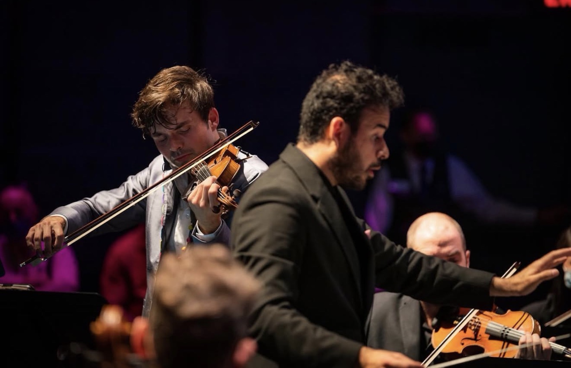 Leonardo Pineda conducting