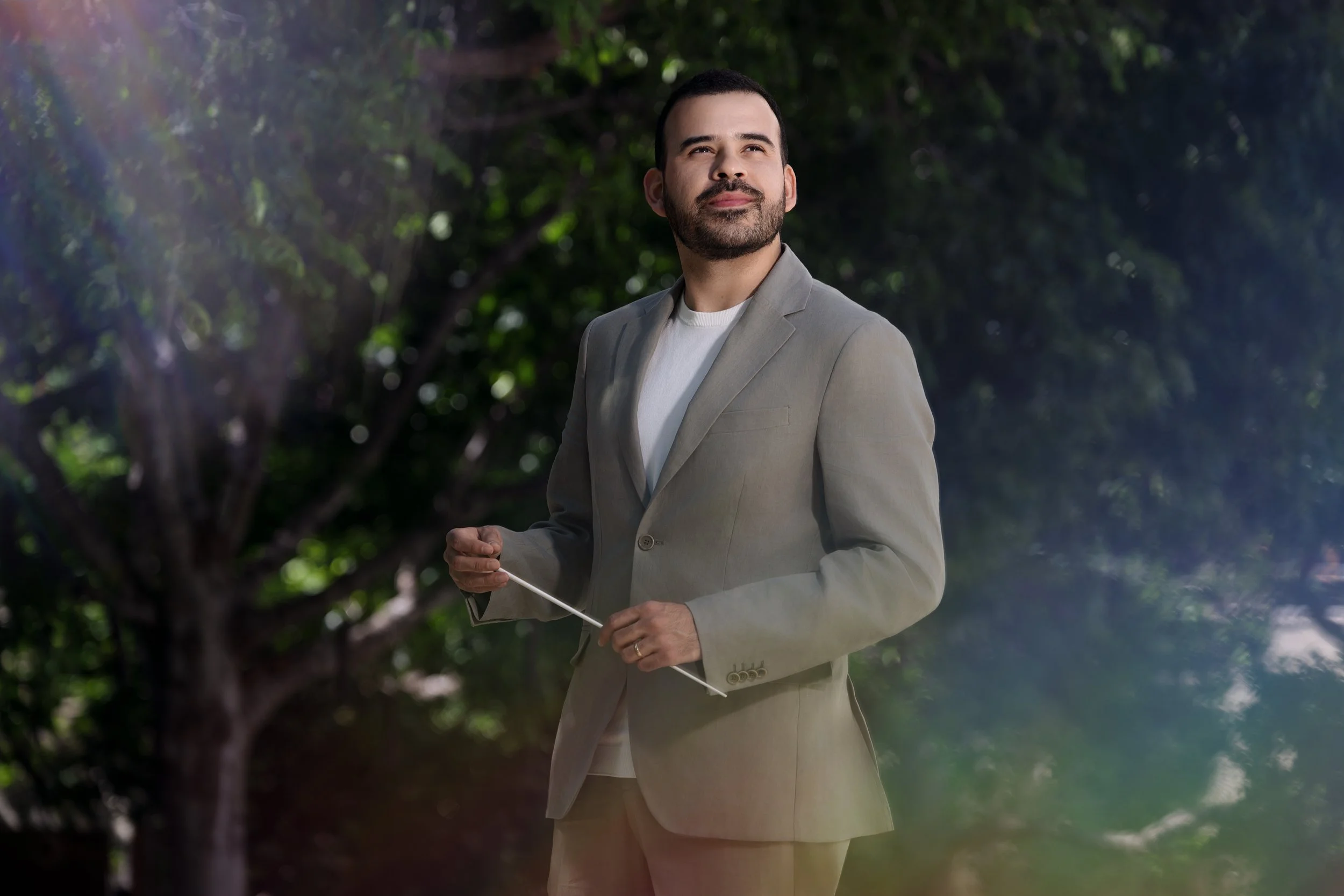 Leonardo Pineda conducting