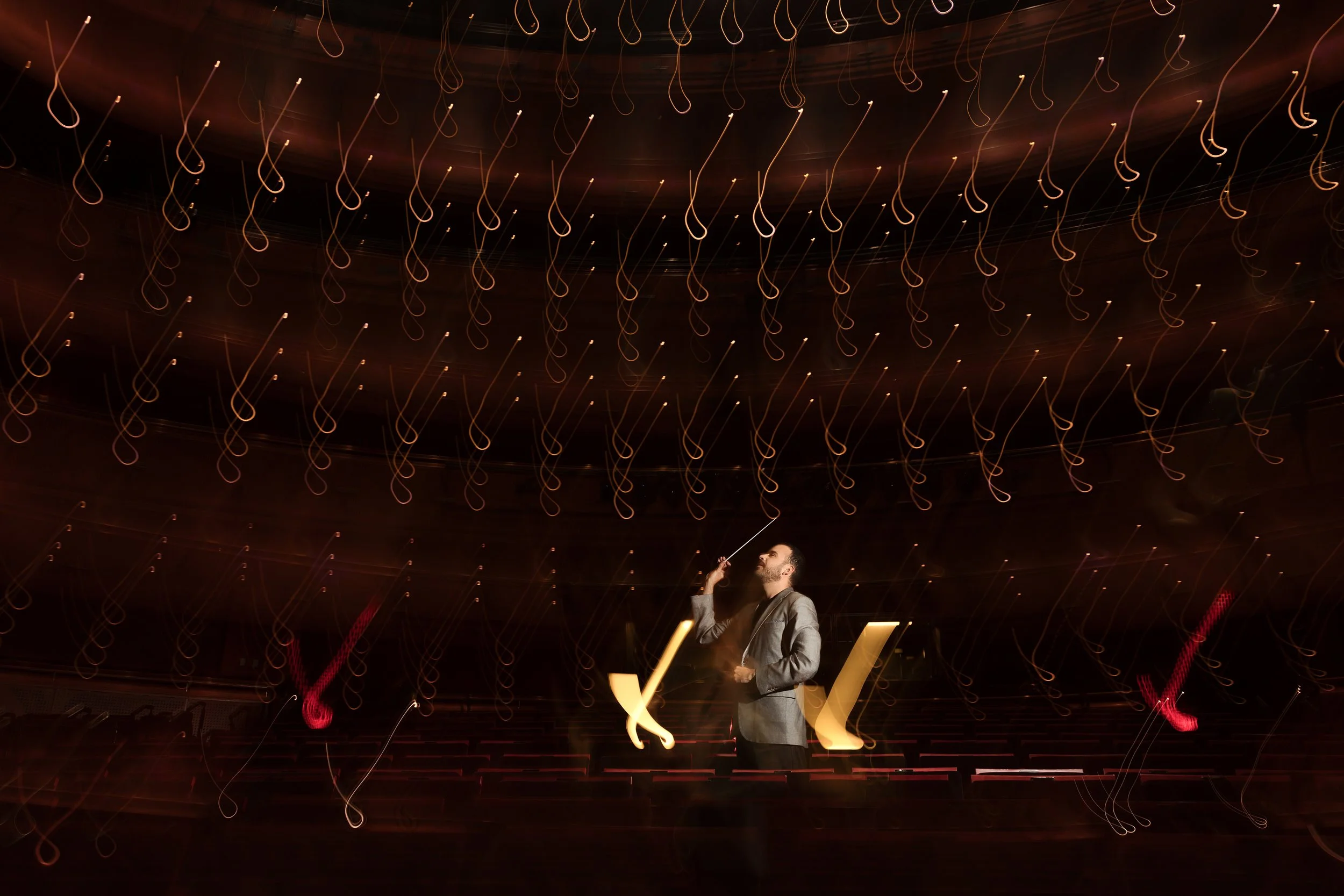 Leonardo Pineda conducting