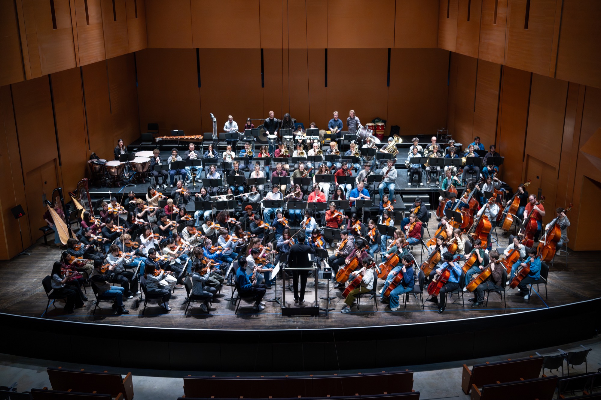 Leonardo Pineda conducting The Orchestra Now at the Fisher Center at Bard