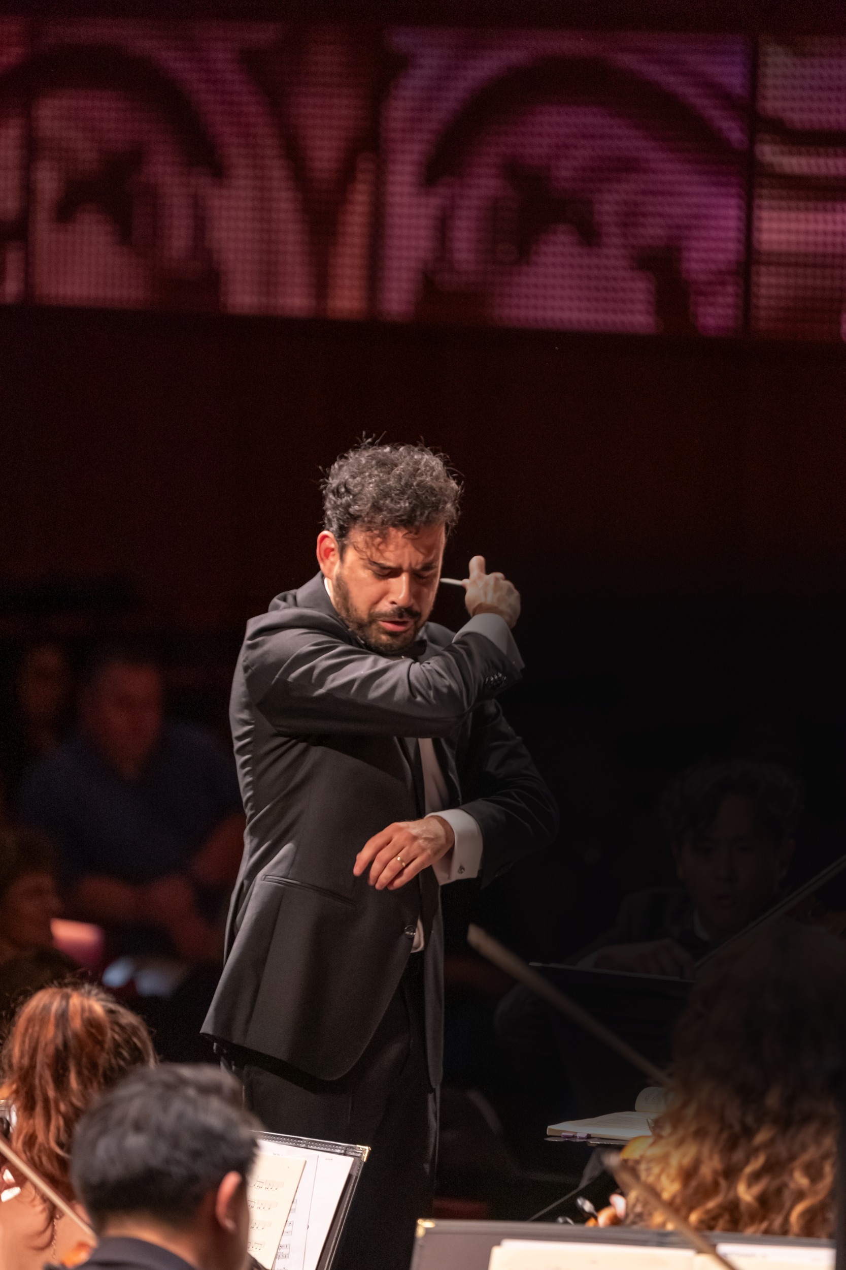 Leonardo Pineda conducting