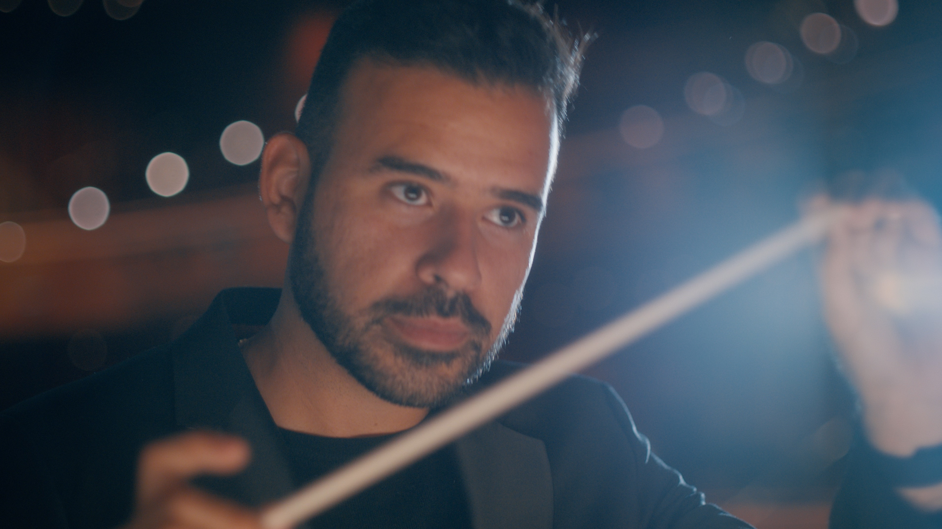 Leonardo Pineda conducting